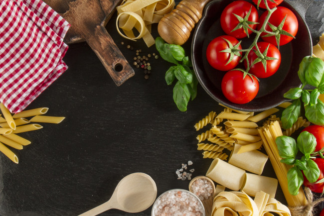 Обои картинки фото еда, макаронные блюда, макароны, базилик, помидоры, томаты