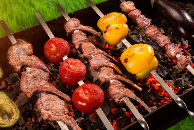 Обои картинки фото еда, шашлык,  барбекю, мясо, перец, огонь, угли, мангал
