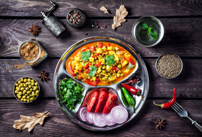 Обои картинки фото еда, вторые блюда, индийская, специи, кухня, рагу, томаты, перец, зелень, горох, помидоры