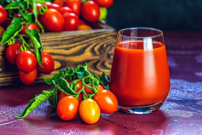 Обои картинки фото еда, напитки,  сок, томаты, сок, томатный, помидоры