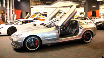 Картинка mercedes slr автомобили выставки уличные фото daimler ag германия