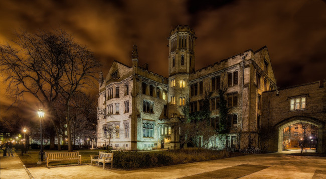 Обои картинки фото julius rosenwald hall,  university of chicago,  chicago,  illinois, города, Чикаго , сша, ночь, замок, фонари, площадь