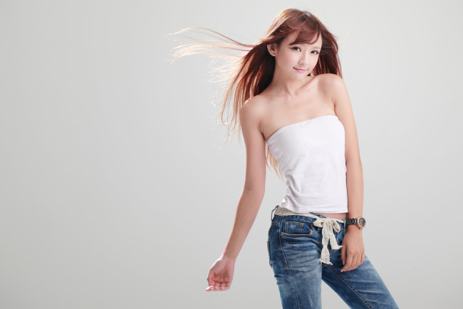 Обои картинки фото девушки, -unsort , азиатки, джинсы, взгляд, поза, фигура