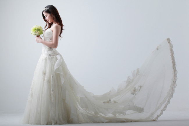 Обои картинки фото девушки, -unsort , азиатки, невеста, диадема, платье, букет