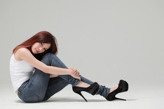 Обои картинки фото девушки, -unsort , азиатки, туфли, джинсы, поза, взгляд