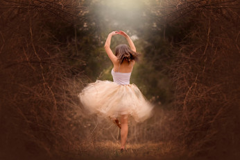 Картинка девушки -unsort+ брюнетки +шатенки танец лес девушка twirl