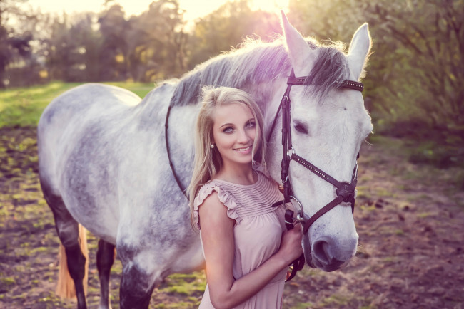 Обои картинки фото девушки, -unsort , блондинки, девушка, lisette, улыбка, конь, lubbers
