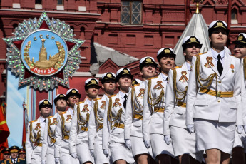 Картинка праздничные день+победы девушки в белой военной форме на параде победы 9 мая