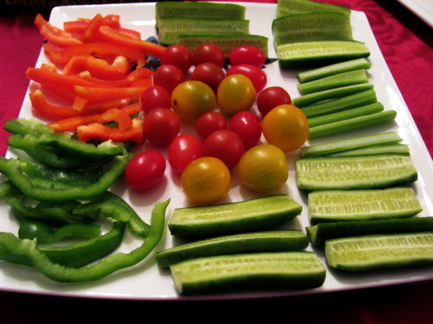 Обои картинки фото еда, овощи, огурцы, черри, перец