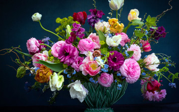 обоя цветы, букеты,  композиции, тюльпаны, незабудки, ранункулюс, букет