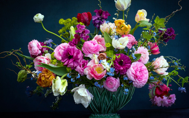 Обои картинки фото цветы, букеты,  композиции, тюльпаны, незабудки, ранункулюс, букет