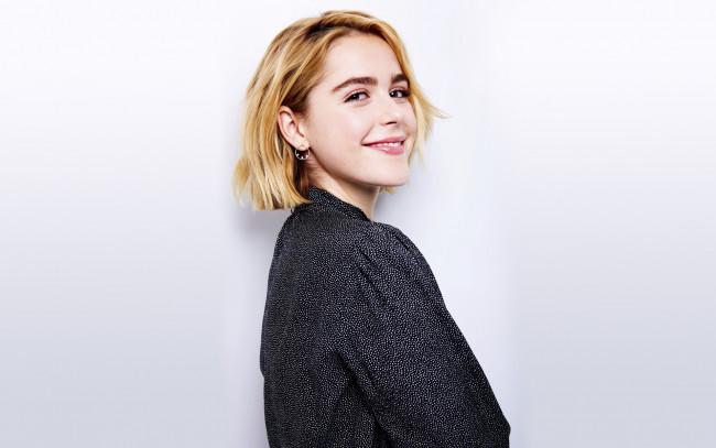 Обои картинки фото девушки, kiernan shipka, блондинка, улыбка, блузка