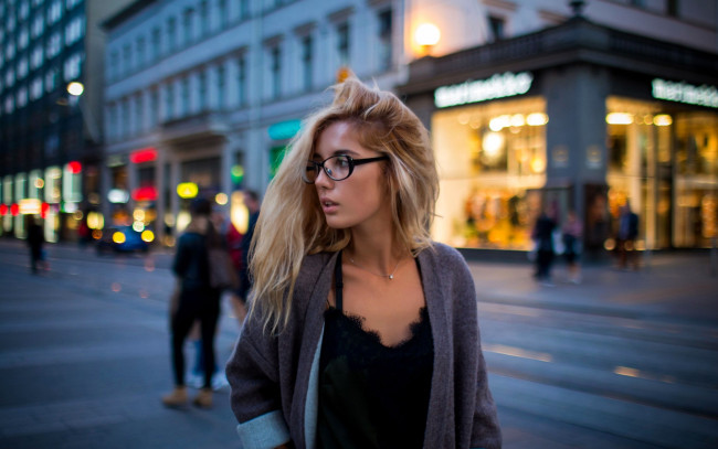 Обои картинки фото девушки, - блондинки,  светловолосые, блондинка, очки, город, огни