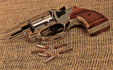 Картинка оружие револьверы макро патроны пистолет