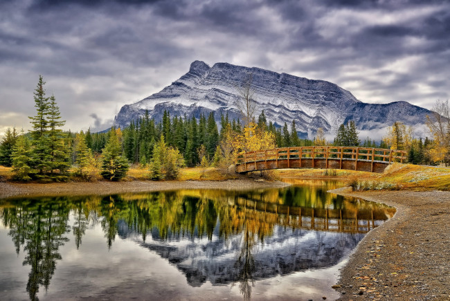 Обои картинки фото cascade, ponds, banff, national, park, природа, реки, озера, alberta, горы, мост, пруд, канада, банф, альберта, canada, отражение, осень