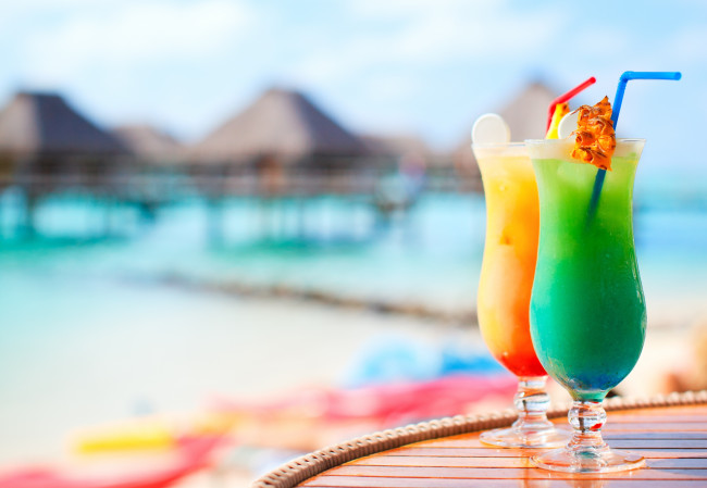 Обои картинки фото еда, напитки, коктейль, лето, пляж, стол, трубочки, бокалы, cocktails