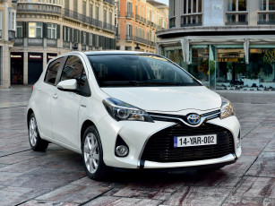 обоя автомобили, toyota, yaris, светлый, 2014, hybrid