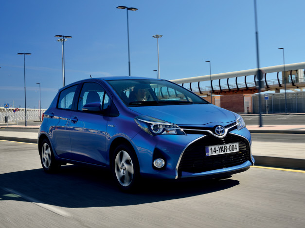 Обои картинки фото автомобили, toyota, 2014г, hybrid, yaris, синий