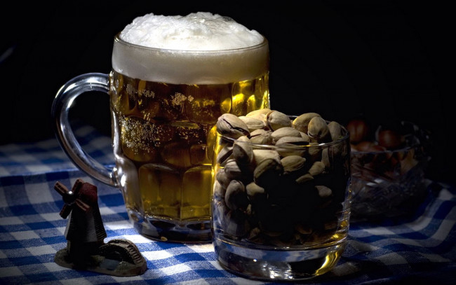 Обои картинки фото еда, напитки,  пиво, бокал, пиво, пена, орехи