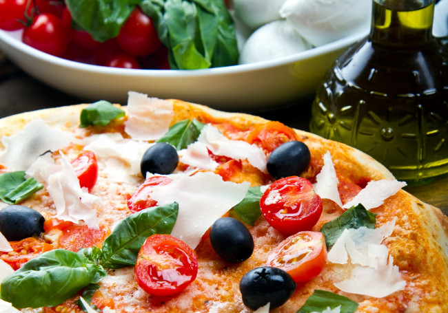 Обои картинки фото еда, пицца, помидоры, сыр, маслины, томаты