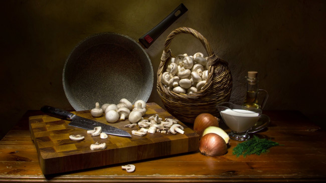 Обои картинки фото еда, грибы,  грибные блюда, лук, сметана, укроп, шампиньоны, сковорода, масло
