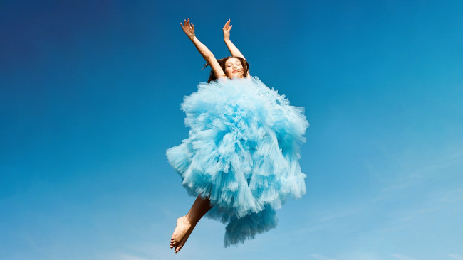 Обои картинки фото maddie ziegler, девушки, прыжок, наряд, небо