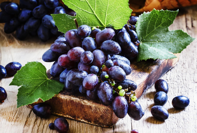 Обои картинки фото еда, виноград, ягоды, спелый, грозди, листья, капли