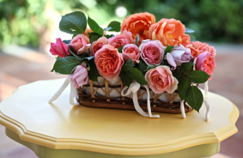 Картинка цветы розы корзинка столик