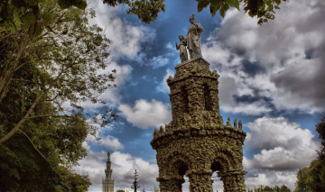 Картинка города памятники скульптуры арт объекты деревья облака