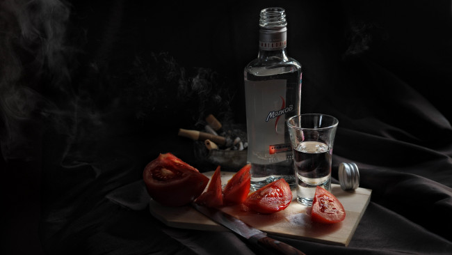 Обои картинки фото еда, натюрморт, помидор, нож, водка, стакан