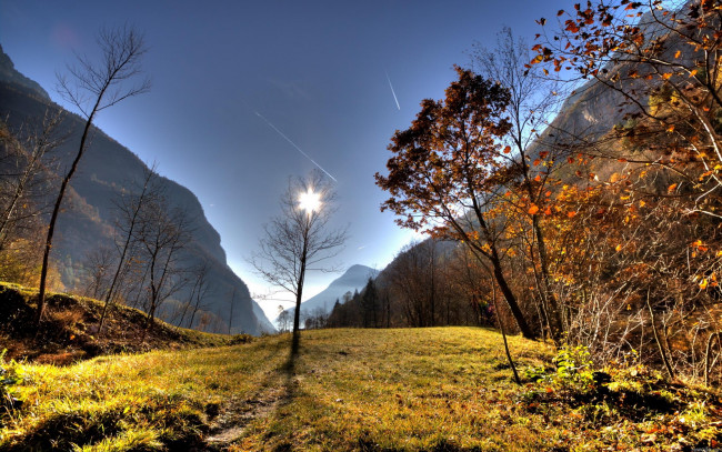 Обои картинки фото природа, горы, травка, небо, солнце