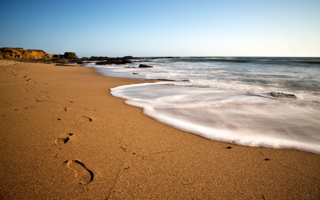 Обои картинки фото природа, побережье, скалы, следы, песок, море, пляж
