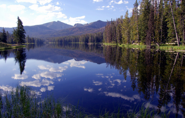 Обои картинки фото природа, реки, озера, озеро, горы, лес, облака, отражение