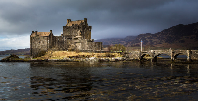 Обои картинки фото eilean donan castle, города, замок эйлен донан  , шотландия, горы, озеро, замок, мост