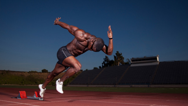 Обои картинки фото спорт, бег, бицепс, мышцы, стадион, старт, атлет, бегун