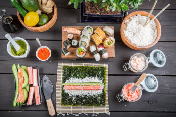 Картинка еда рыба +морепродукты +суши +роллы коврик нож миски ингредиенты рис овощи икра банки вассаби фрукты роллы суши