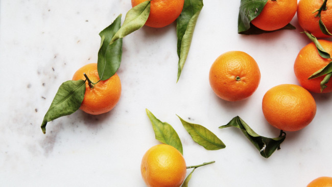 Обои картинки фото еда, цитрусы, фрукты, мандарины, листья, снег