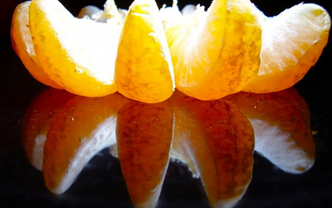 Обои картинки фото еда, цитрусы, отражение, свет, дольки, фрукт, мандарин
