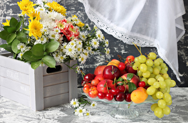 Обои картинки фото еда, натюрморт, цветы, букет, фрукты, виноград, нектарин, черешня, абрикос