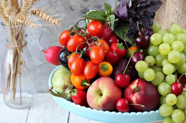 Обои картинки фото еда, фрукты и овощи вместе, фрукты, овощи, виноград, помидоры, базилик, перец, баклажан, кабачок, нектарин, черешня, редис