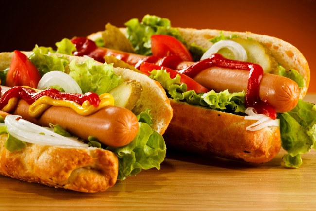 Обои картинки фото еда, бутерброды,  гамбургеры,  канапе, сосиски, салат, лук, горчица, кетчуп