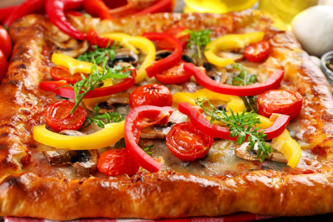 Обои картинки фото еда, пицца, помидоры, черри, перец, поджаристая