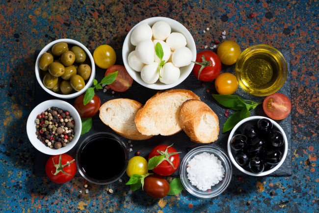 Обои картинки фото еда, разное, помидоры, моцарелла, соус, перец, брускетта, оливки, томаты