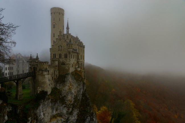 Обои картинки фото schloss lichtenstein, города, замки германии, туман, замок