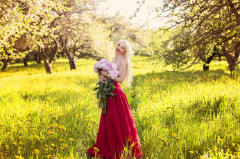 Картинка девушки -unsort+ блондинки розы букет блонди улыбка платье