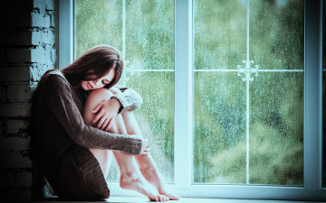 Картинка девушки -unsort+ брюнетки +шатенки дождь ноги на подоконнике настроение окно девушка поза