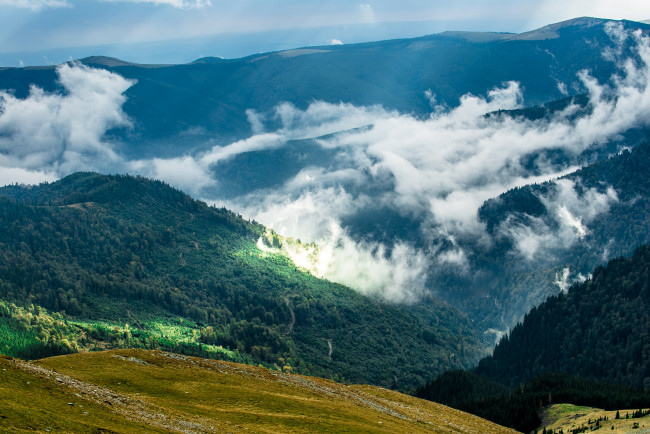 Обои картинки фото природа, горы, румыния, вид, сверху, облака, солнце, лес