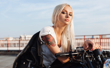 Картинка девушки -unsort+ блондинки +светловолосые блондинка тату мотоцикл куртка