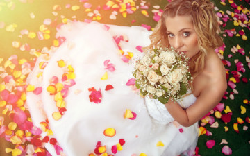 Картинка девушки -unsort+ невесты лепестки букет платье блондинка невеста