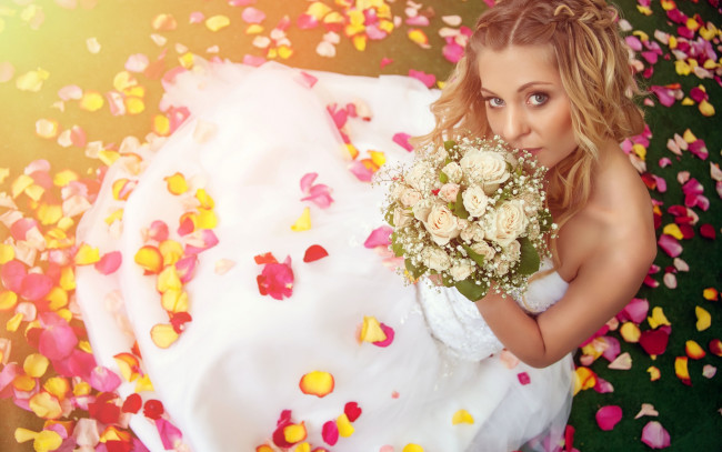 Обои картинки фото девушки, -unsort , невесты, лепестки, букет, платье, блондинка, невеста